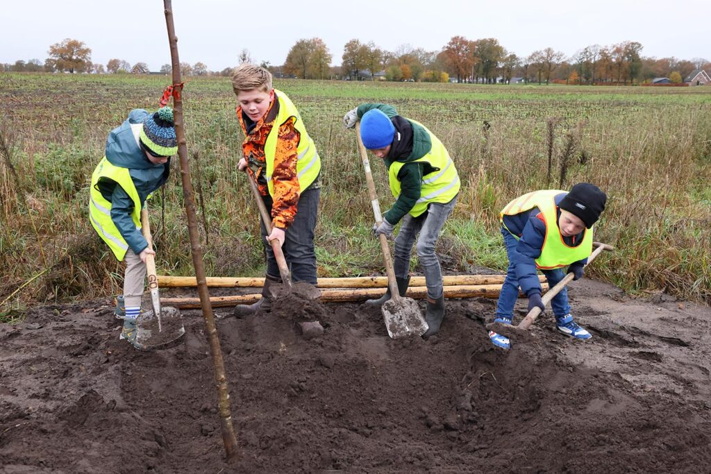 Bomen Planten Met Leerlingen Heideparkschool (12)