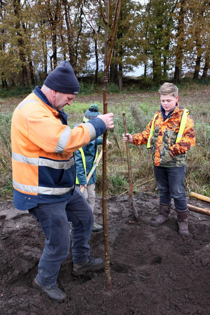 Bomen Planten Met Leerlingen Heideparkschool (13)