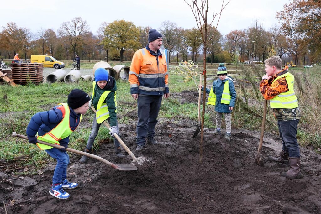 Bomen Planten Met Leerlingen Heideparkschool (14)