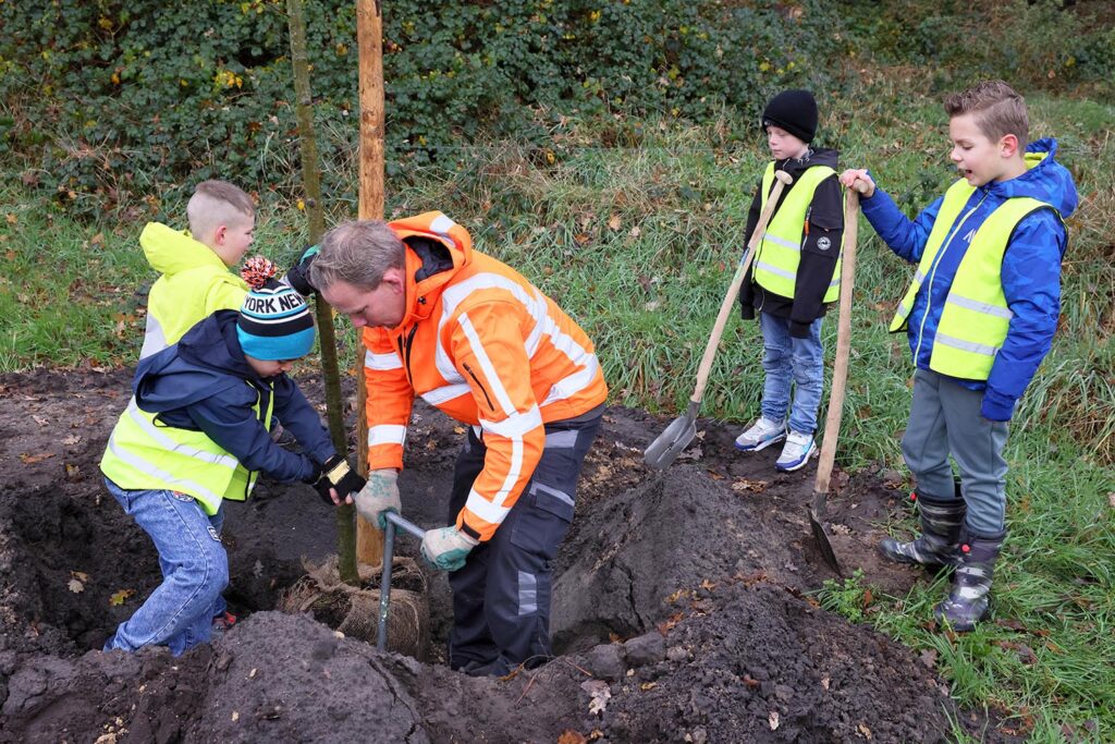 Bomen Planten Met Leerlingen Heideparkschool (15)