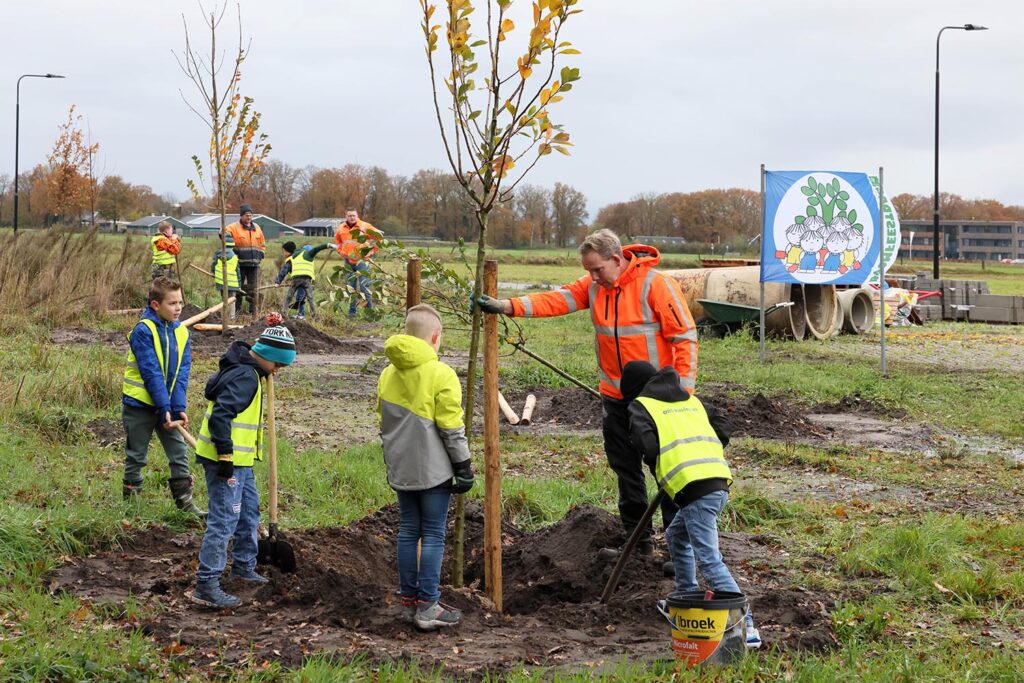 Bomen Planten Met Leerlingen Heideparkschool (17)