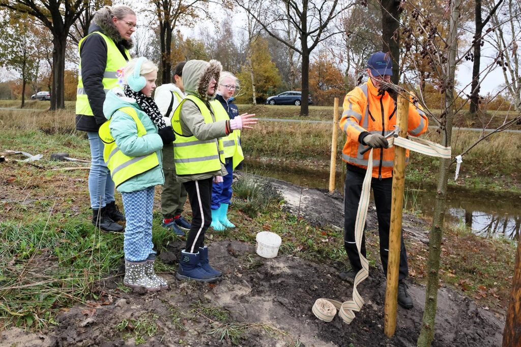 Bomen Planten Met Leerlingen Heideparkschool (8)