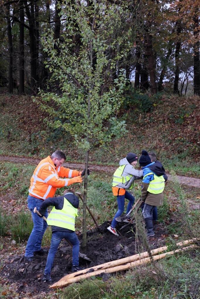 Bomen Planten Met Leerlingen Heideparkschool (9)