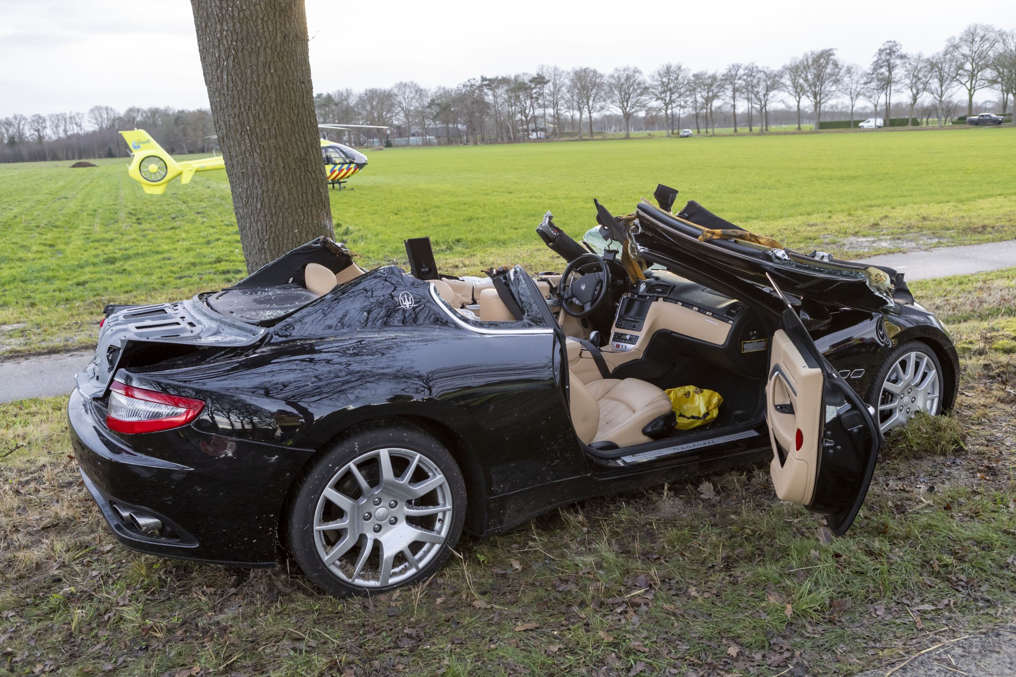 Brandweer knipt man uit Maserati op Weerdhuisweg