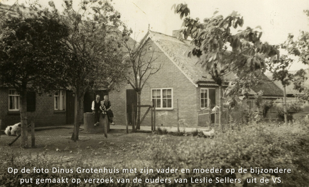 Op De Foto Dinus Grotenhuis Met Zijn Vader En Moeder Op De Bijzondere Put Gemaakt Op Verzoek Van De Ouders Van Leslie Sellers Uit De VS Tekst