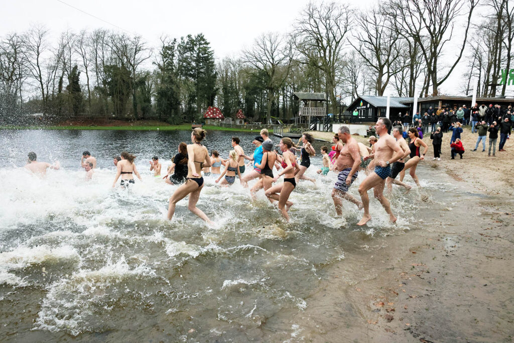 Nieuwjaarsduik 2025 Heidepark Lemelerveld (11)