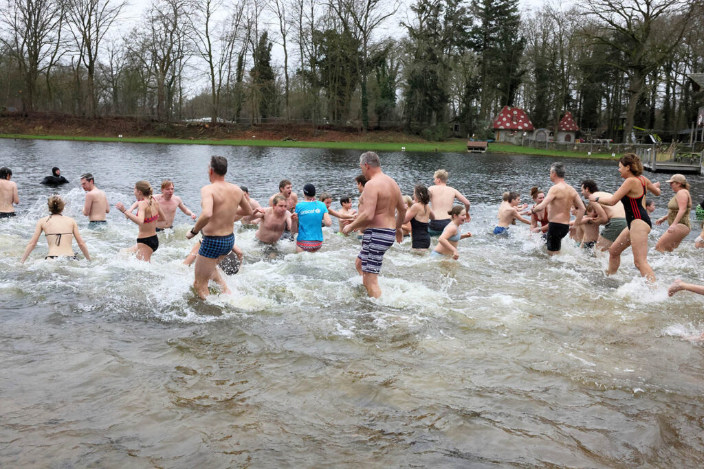 Nieuwjaarsduik 2025 Heidepark Lemelerveld (12)