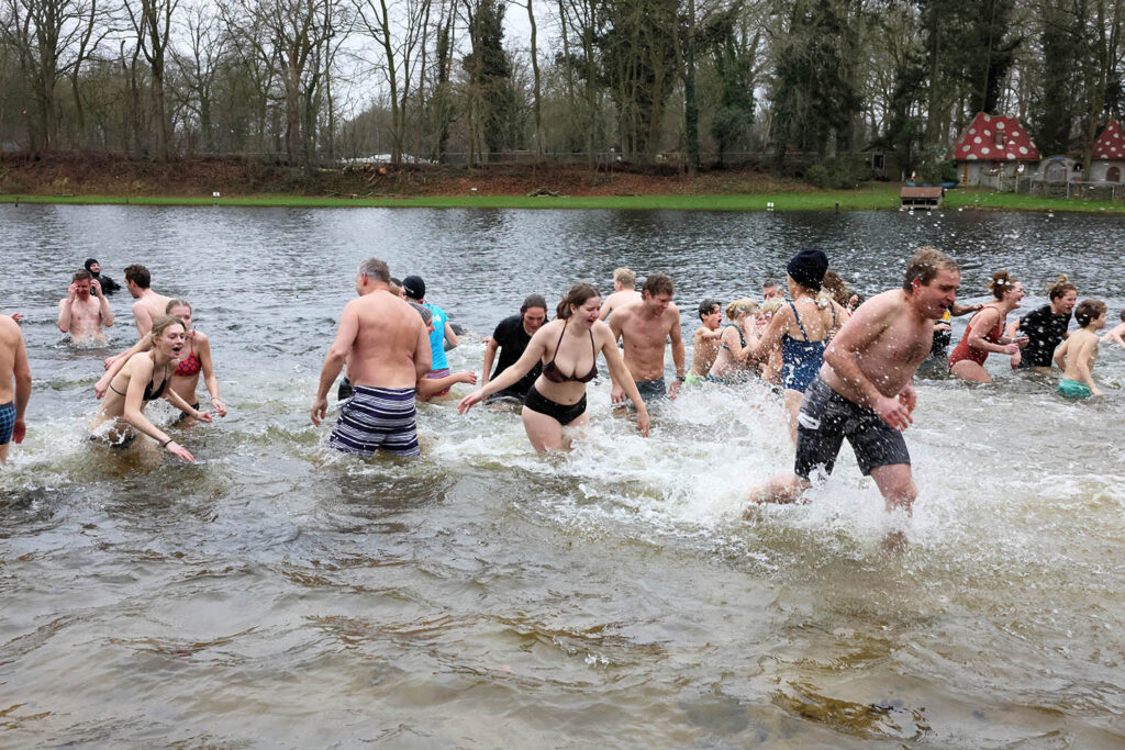 Nieuwjaarsduik 2025 Heidepark Lemelerveld (14)