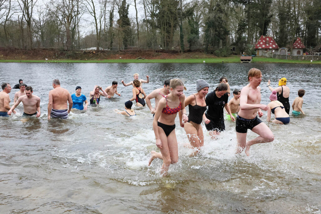 Nieuwjaarsduik 2025 Heidepark Lemelerveld (16)