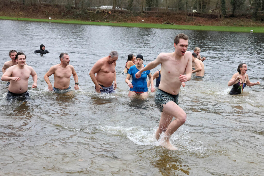 Nieuwjaarsduik 2025 Heidepark Lemelerveld (17)