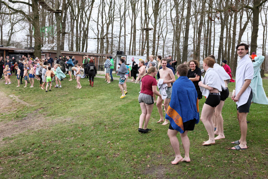 Nieuwjaarsduik 2025 Heidepark Lemelerveld (3)