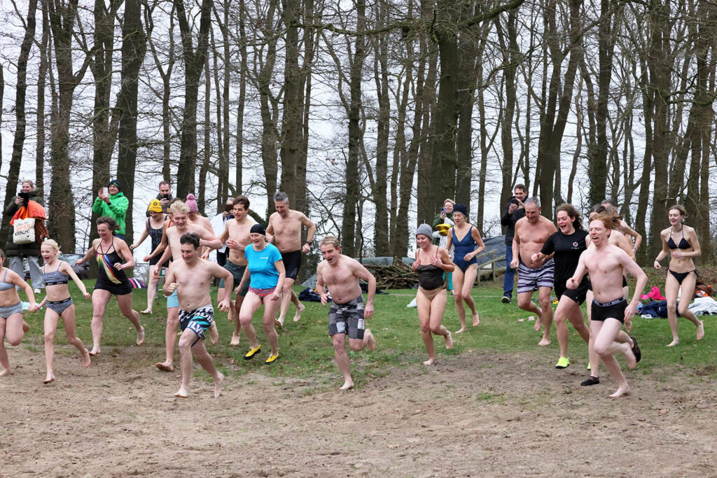 Nieuwjaarsduik 2025 Heidepark Lemelerveld (6)