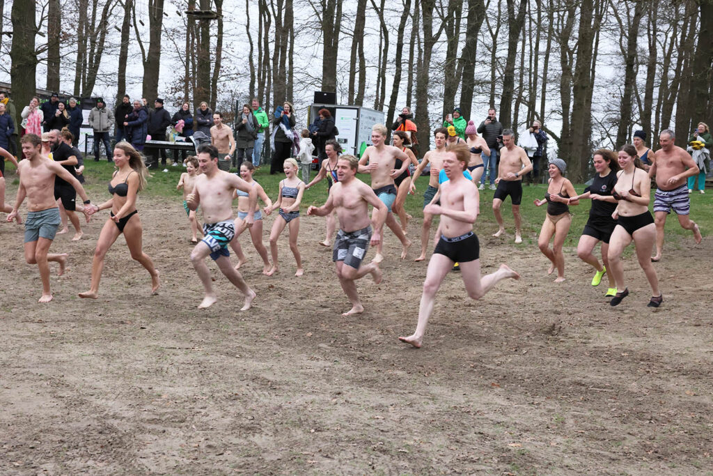 Nieuwjaarsduik 2025 Heidepark Lemelerveld (7)