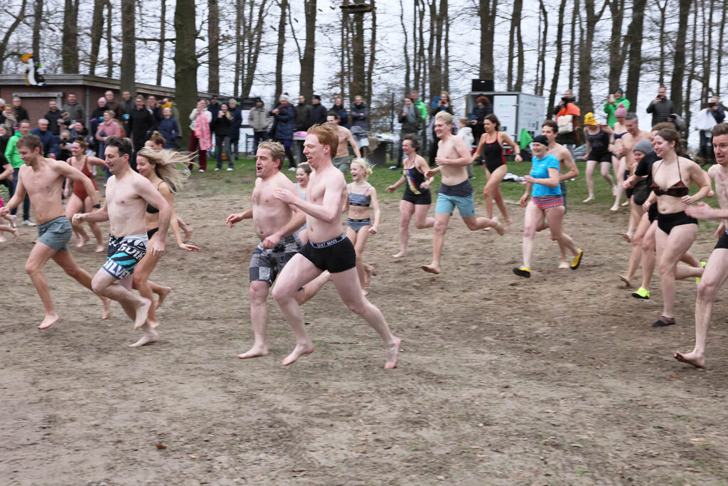 Nieuwjaarsduik 2025 Heidepark Lemelerveld (8)