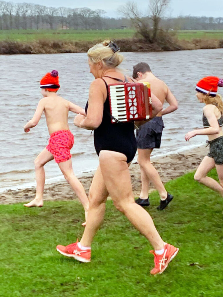 Nieuwjaarsduik Hennie Schuurman En Jan Ardesch 2